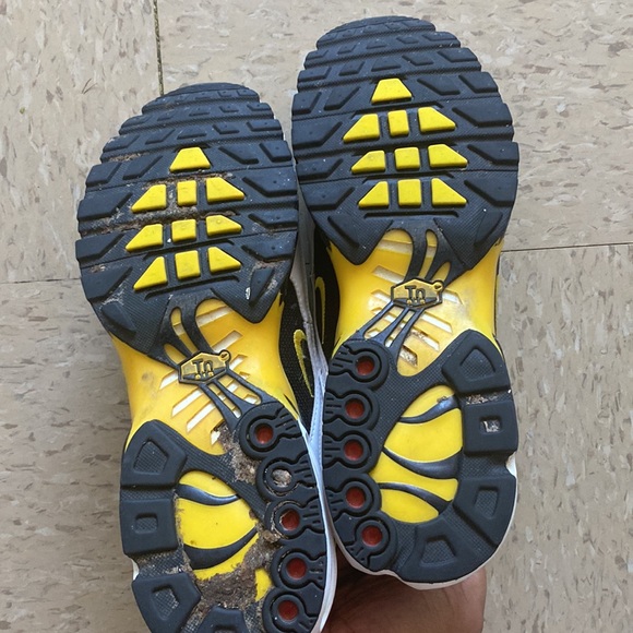 These are some men Nike air max. They are a size 10.5 - Picture 6 of 8